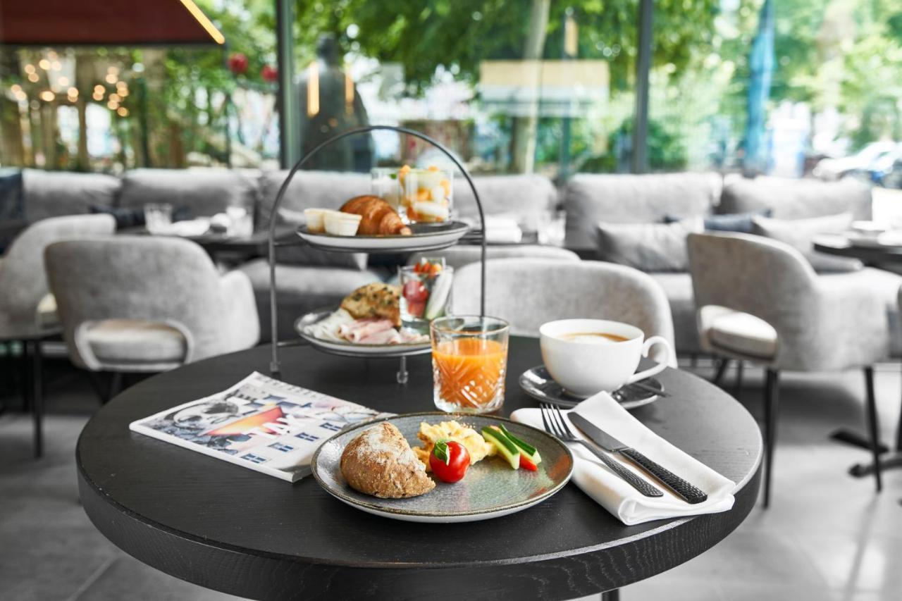 June Six West Hotel 3*
